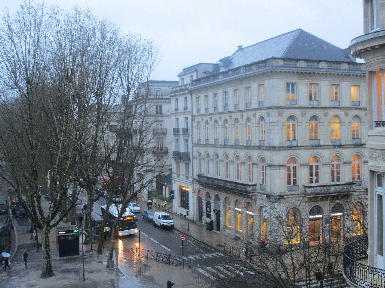 Les allées d'Orléans, où se trouve La Belle Époque