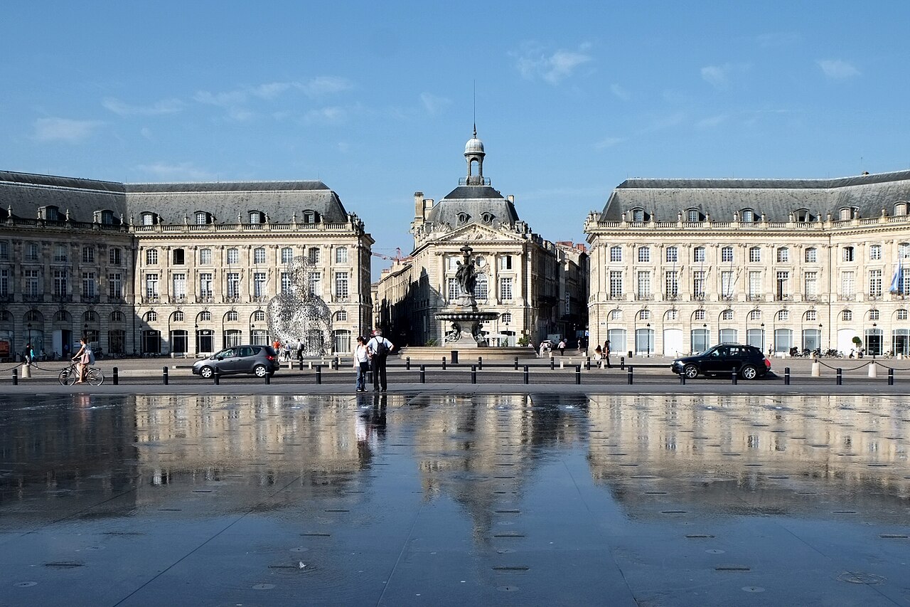 La place de la Bourse, que longe le quai de la Douane où se tient le Bar Castan