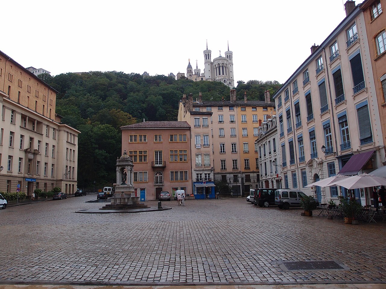 La place Saint-Jean, où se trouve L'Auberge des Canuts