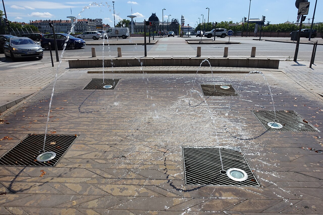 La place Gailleton et sa fontaine, où se trouve Le Vivarais