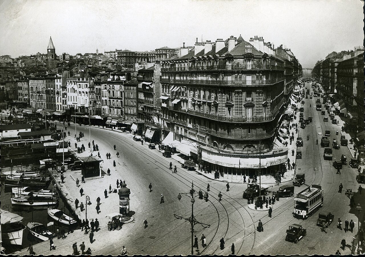 Le quai du Port sur une carte postale ancienne, où se trouve La Caravelle