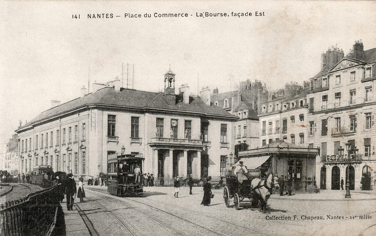 La place du Commerce sur une carte postale ancienne, où se trouve le Café du Commerce