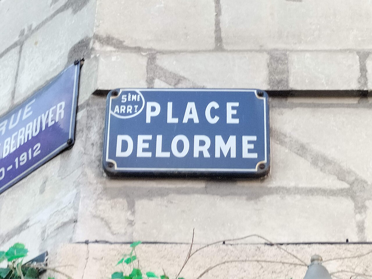 La place Delorme, où se trouve Bistrot Delorme