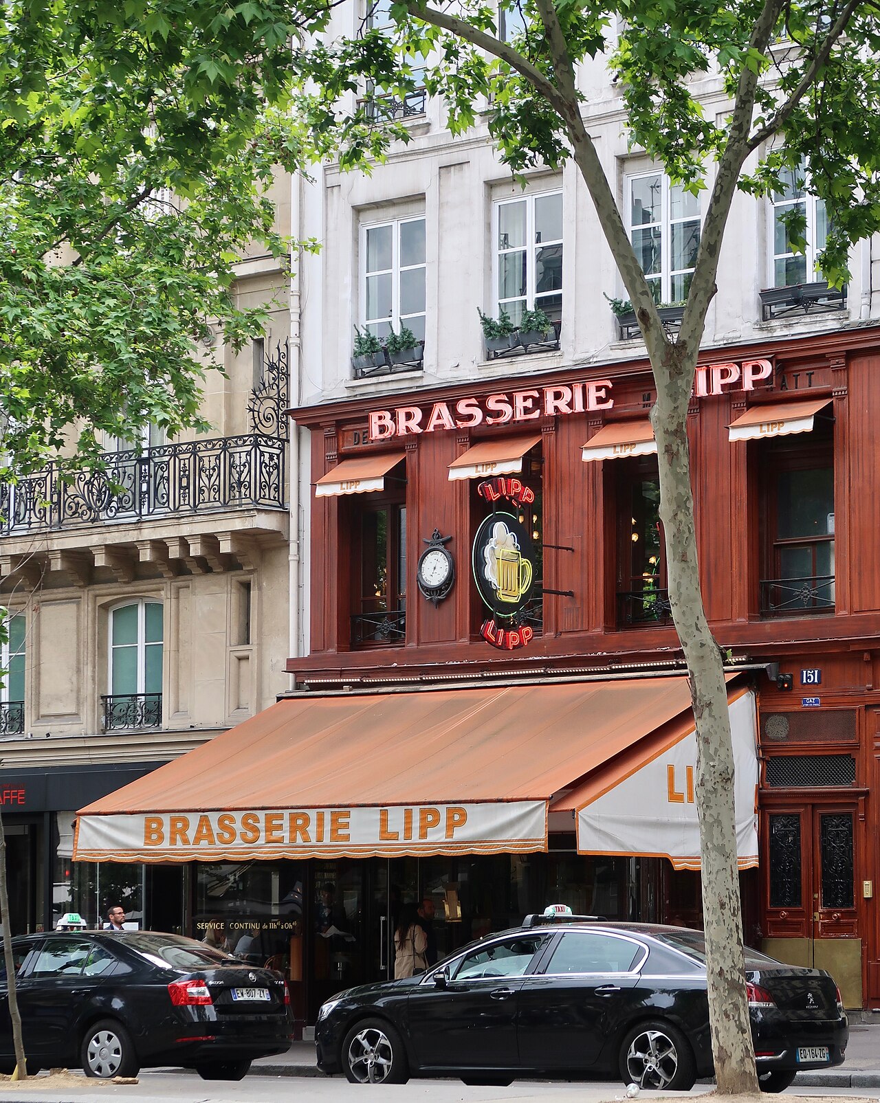 La façade de la Brasserie Lipp, boulevard Saint-Germain, Paris