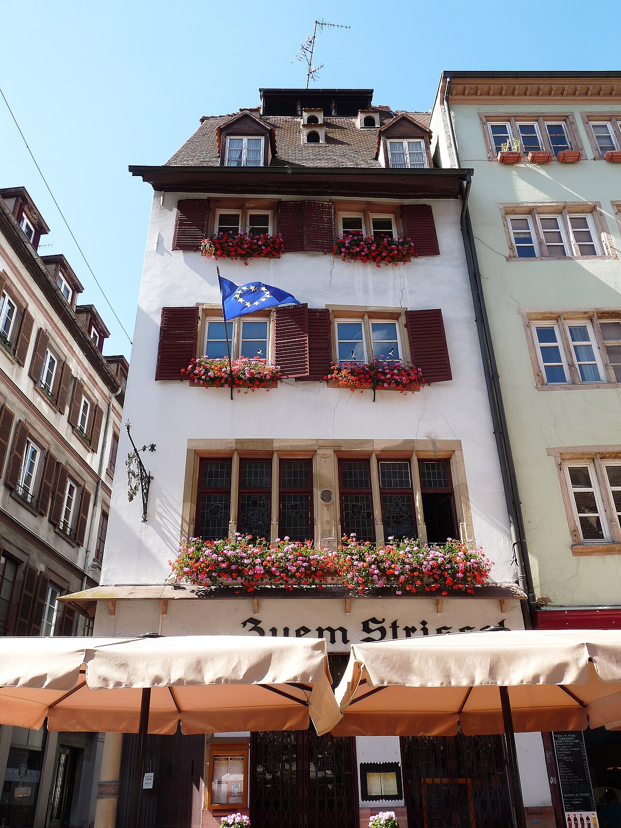 La façade à têtes de béliers sculptées de la winstub Zuem Strissel, place de la Grande Boucherie, Strasbourg